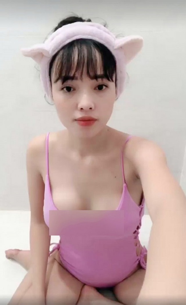 Mải quay clip, vợ Lê Hoàng (The Men) - người mẫu Việt Huê cũng vô tình hớ hênh. Cô cho biết, bản thân không cố tình để gây sự chú ý. 