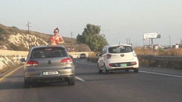 Cô gái để lộ ngực trần giữa phố Liban gây tranh cãi - 1