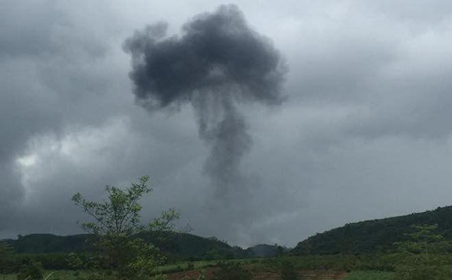 Cận cảnh hiện trường vụ máy bay quân sự rơi tại Nghệ An - 1