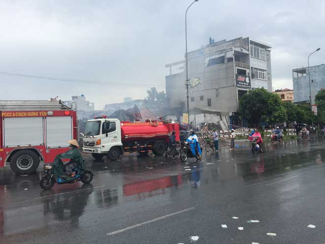 Cháy chợ Gạo ở Hưng Yên: Nghẹt thở phá cửa cứu 2 cháu bé - 1