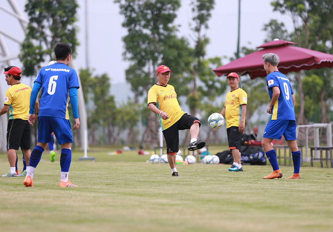 U23 Việt Nam: HLV Park Hang Seo luyện bài gì dưới mưa? - 1