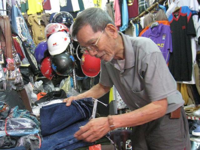 Gia đình NSƯT Trần Hạnh khẳng định ông không mưu sinh bằng bán mũ, bán giày