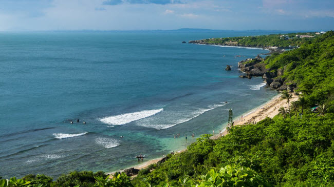 Đảo Lamay ở ngoài khơi bờ biển Bình Đông nổi tiếng với loài rùa biển và là địa điểm lặn ống thở lý tưởng.