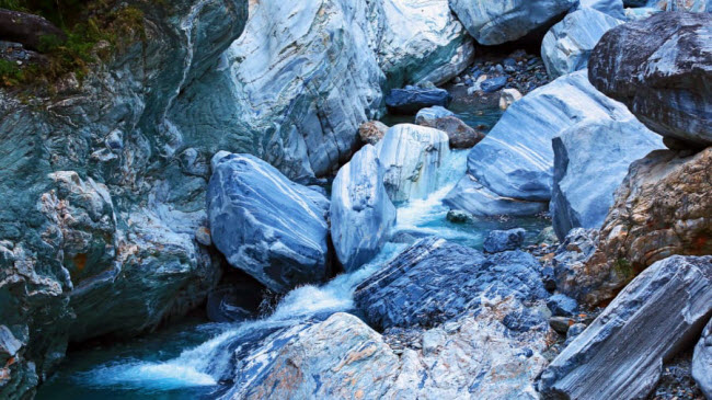 Hẻm núi Taroko ở thành phố Hoa Liên nổi tiếng với những tảng đá cẩm thạch khổng lồ. Đây cũng là một trong những địa điểm du lịch hấp dẫn nhất ở Đài Loan.