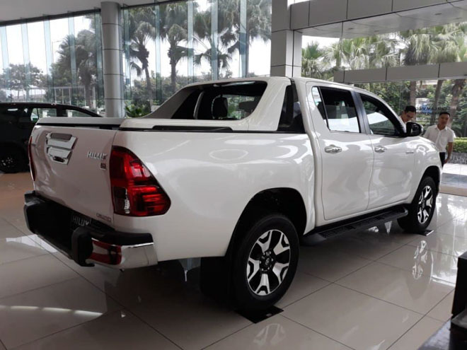 Toyota Hilux 2018 phiên bản cao cấp nhất đã có mặt tại đại lý - 3