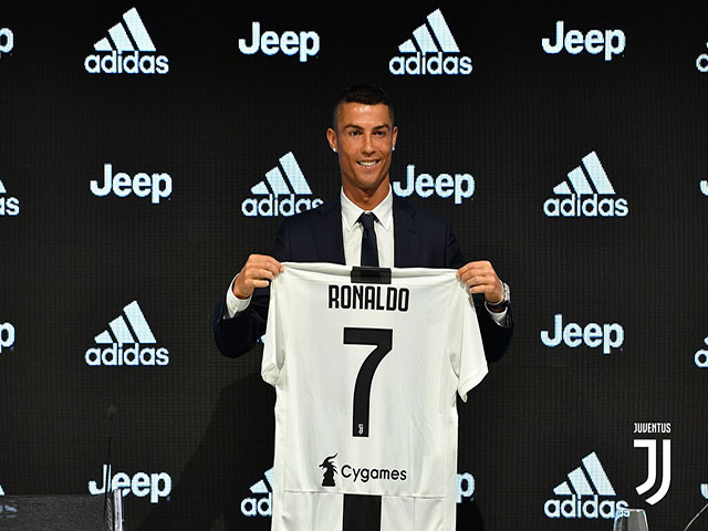 “Siêu bom tấn” Ronaldo: Juventus khổ ải ”cày tiền” vì nhà tài trợ
