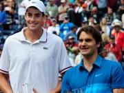 Thể thao - “Người ngoài hành tinh” Federer: Khổng lồ 2m08 cũng phải sợ một phép