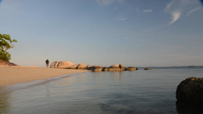 Cempedak, Indonesia: Hòn đảo Cempedak nằm cách xa đất liền và du khách phải di chuyển nhiều chặng để tới đây, bao gồm: 1 giờ đi phà từ cảng Tanah Merah,&nbsp; Singapore, tiếp đến là 1 giờ di chuyển bằng taxi, rồi trải qua hành trình phà khác kéo dài 30 phút.