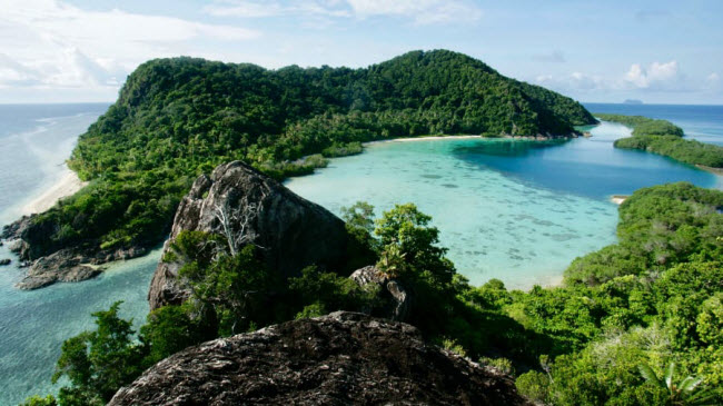 Bawah, Indonesia: Nếu du khách thích đắm mình trong nước trong xanh ở Indonesia, đảo Bawah là sự lựa chọn lý tưởng. Khu nghỉ dưỡng có thể tiếp cận bằng thủy phi cơ từ Singapore.