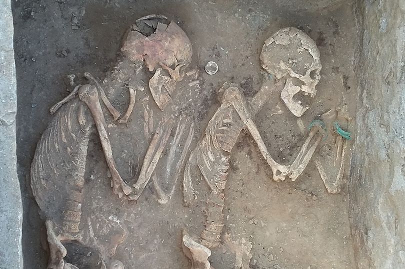Kazakhstan: Cặp đôi nằm bên nhau suốt 5.000 năm dưới mộ - 1