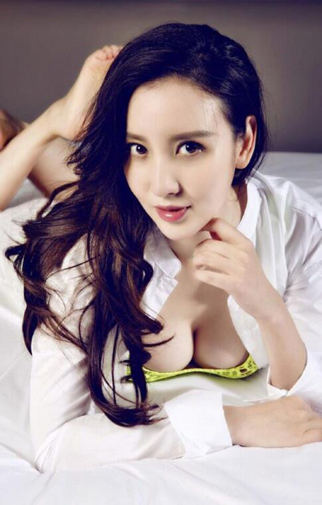 Trương Manh - Hoa hậu Hoàn vũ Trung Quốc 2004 được biết đến với nhiều vai diễn trên màn ảnh. Mới đây, cô gặp sự cố không mong muốn ngoài phim trường.