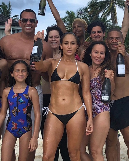 Gần 50 tuổi, Jennifer Lopez vẫn tự tin với váy gợi cảm - 1