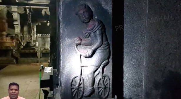 Kỳ quái hình ảnh xe đạp trên tường ngôi đền 2.000 năm ở Ấn Độ - 1