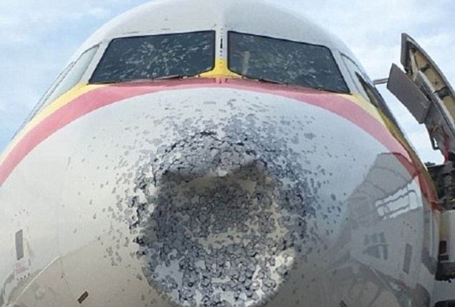 Máy bay Trung Quốc vỡ kính, móp đầu vì mưa đá - 1