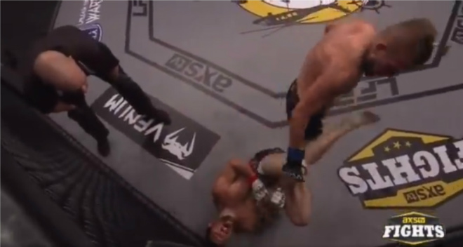 UFC: Đòn knock-out tàn độc đạp thẳng bụng đối thủ - 1