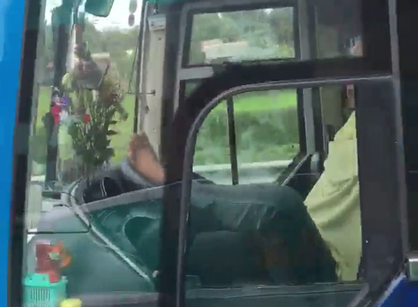 Sa thải tài xế lái xe bằng chân trên cao tốc Trung Lương – TP HCM - 1