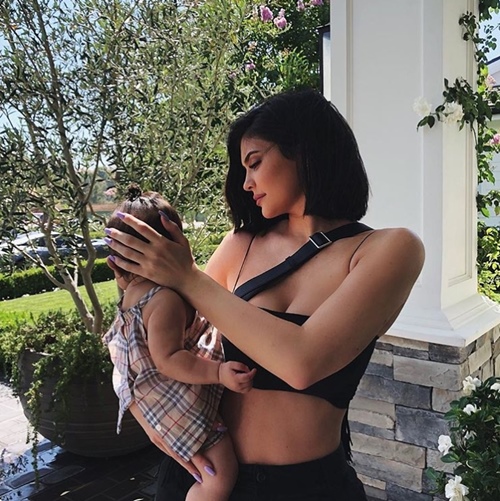 Kylie Jenner ngày càng khẳng định mình là biểu tượng thời trang giới trẻ - 2