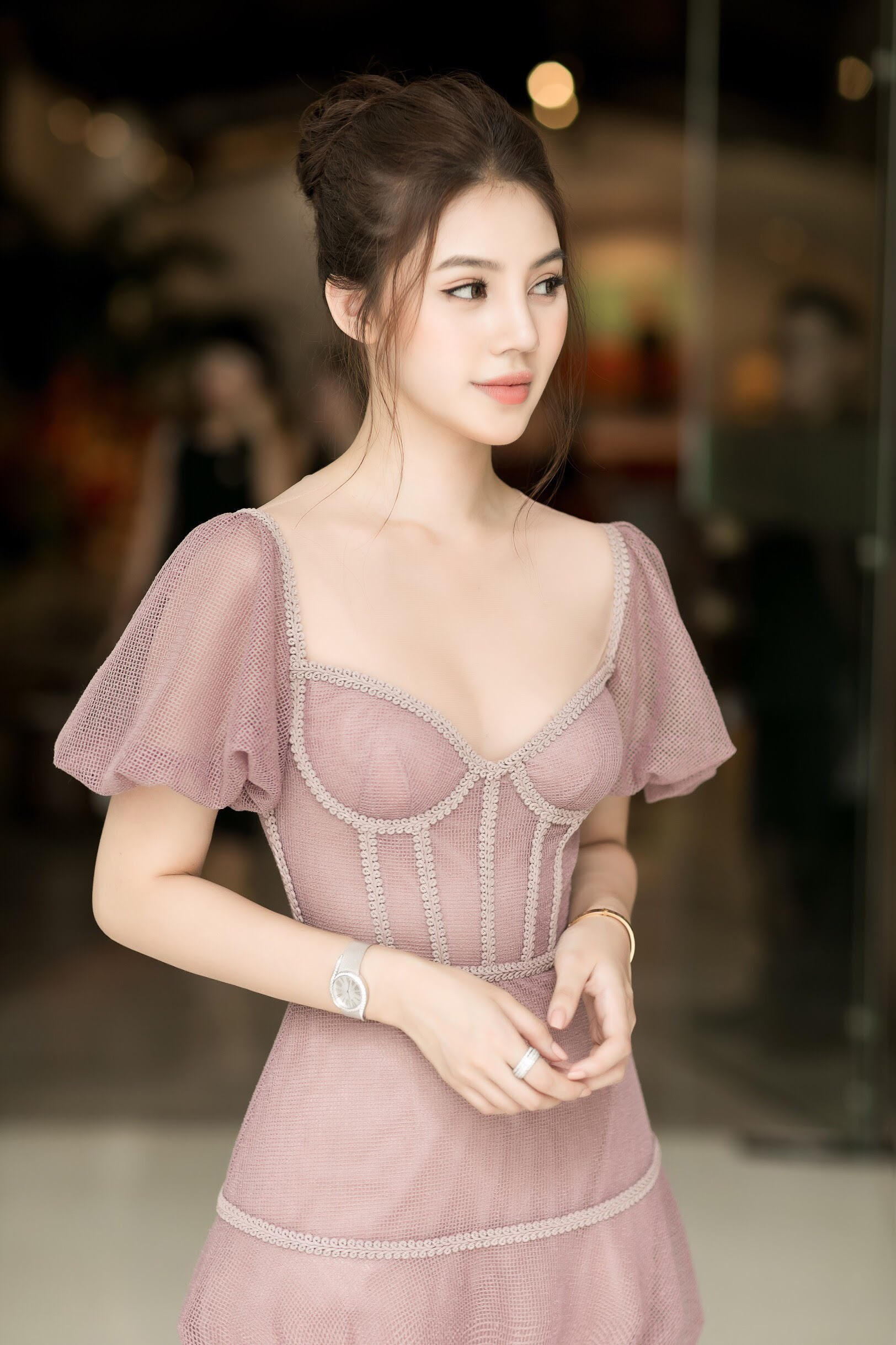 Hoa hậu nhà giàu Jolie Nguyễn khoe vòng eo nhỏ hơn &#34;nữ hoàng nội y&#34; - 1
