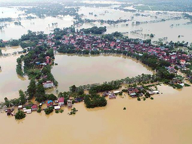 Chạy lụt trong đêm: Người dân Chương Mỹ dò dẫm thoát dòng nước xiết