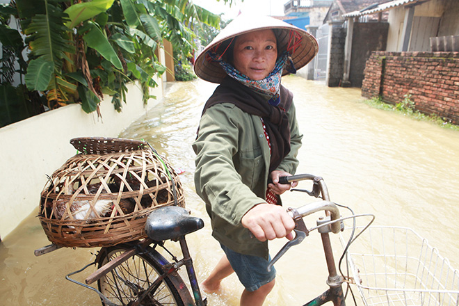 Chạy lụt trong đêm: Người dân Chương Mỹ dò dẫm thoát dòng nước xiết - 6