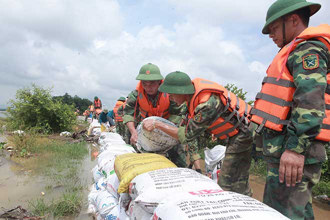 Chạy lụt trong đêm: Người dân Chương Mỹ dò dẫm thoát dòng nước xiết - 10