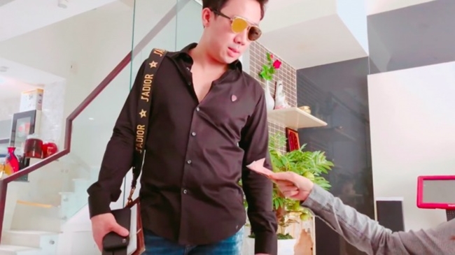 Trên trang cá nhân, hai vợ chồng Trấn Thành - Hari Won thường xuyên đăng tải những clip hài hước trong cuộc sống đời thường của mình gửi tới người hâm mộ. Đầu tháng 6 vừa qua, nữ ca sĩ sinh năm 1985 hào hứng đăng video cảnh sinh hoạt của hai vợ chồng. Trong clip, cô chỉ đưa cho ông xã 850.000 đồng tiêu vặt và cho biết, khoản tiền này được mượn từ quản lý.