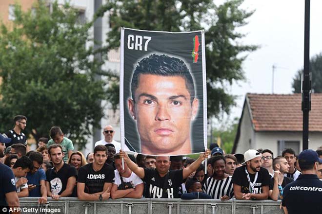 Ronaldo tập buổi đầu: SAO Juventus vây quanh, nghìn fan háo hức - 11