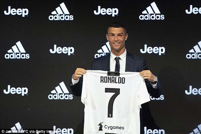 Ronaldo tập buổi đầu: SAO Juventus vây quanh, nghìn fan háo hức - 10