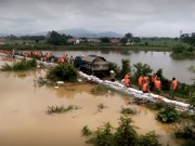 Tin tức trong ngày - Video: Nước tràn qua đê, người dân trắng đêm chạy lụt ở Chương Mỹ, Hà Nội