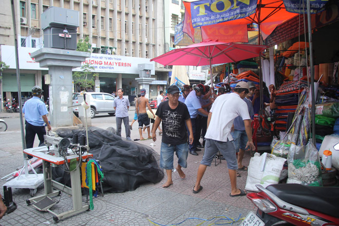 Ông Đoàn Ngọc Hải tái xuất “dẹp loạn” vỉa hè, tiểu thương nháo nhào tháo chạy - 3