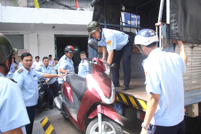 Ông Đoàn Ngọc Hải tái xuất “dẹp loạn” vỉa hè, tiểu thương nháo nhào tháo chạy - 2