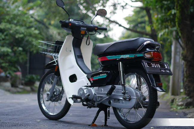 Những mẫu xe như chiếc Astrea 1991 này được xem như “báu vật” của làng xe ở Indonesia. Honda Astrea 1991 được giữ gìn cẩn thận và chỉ cần tuốt nhẹ lại một chút đã “lên hương” tỏa ra sức hút khó cưỡng với dân chơi xe.