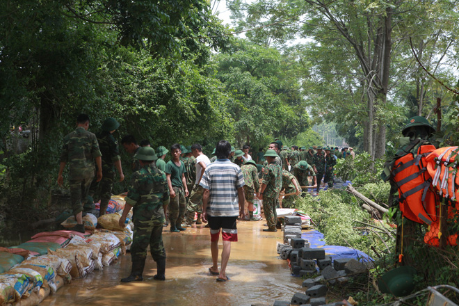 HN: Nước tràn bờ đê, quân đội, công an gồng mình đắp đê cứu dân - 1