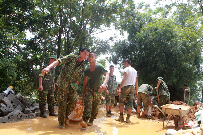 HN: Nước tràn bờ đê, quân đội, công an gồng mình đắp đê cứu dân - 2