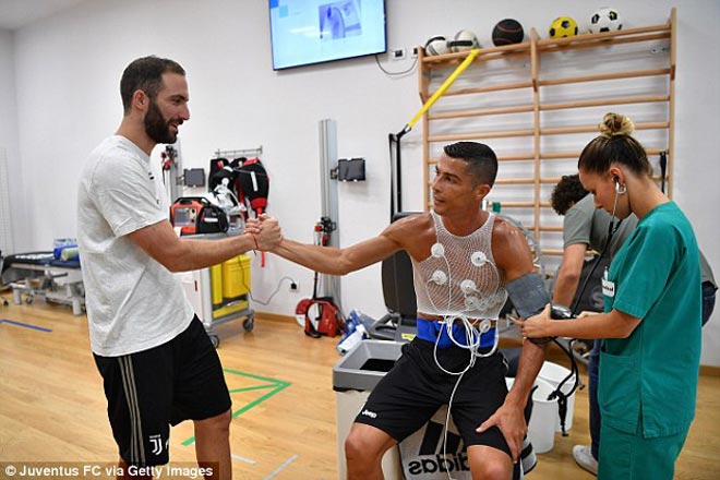 Ronaldo chuẩn bị ra mắt Juventus: Hừng hực khí thế, Higuain chào tạm biệt? - 3