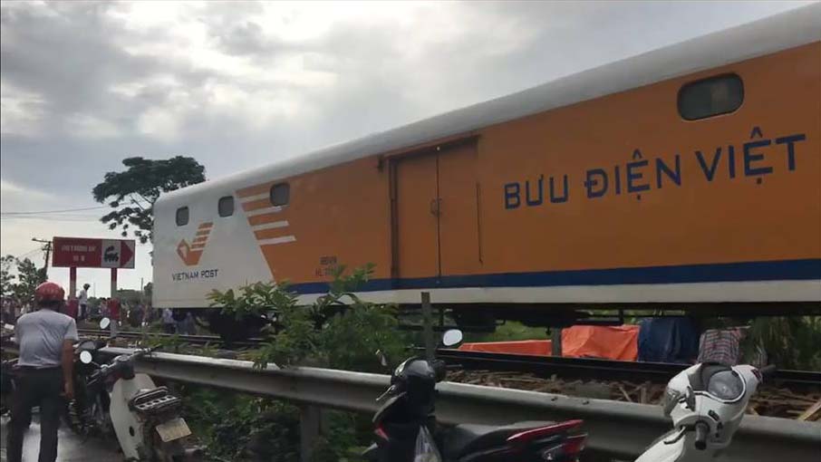 Nam Định: Tàu hoả tông nát ô tô chở 4 người băng qua đường ray - 1