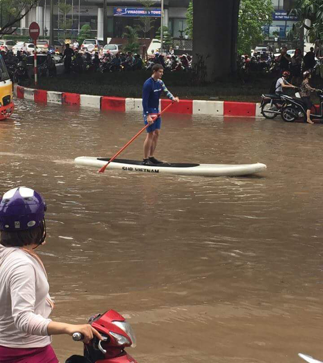 Mùa này là mùa của xuồng, thuyền chứ không phải ô tô hay xe máy.