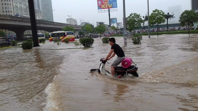 Anh &#34;lướt sóng&#34; để đảm bảo bữa cơm cho các gia đình.