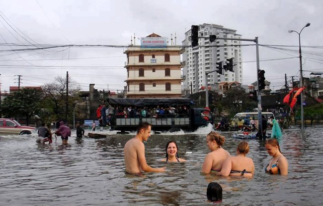 Tây cũng thích thú với du lịch Hà Nội mùa mưa.