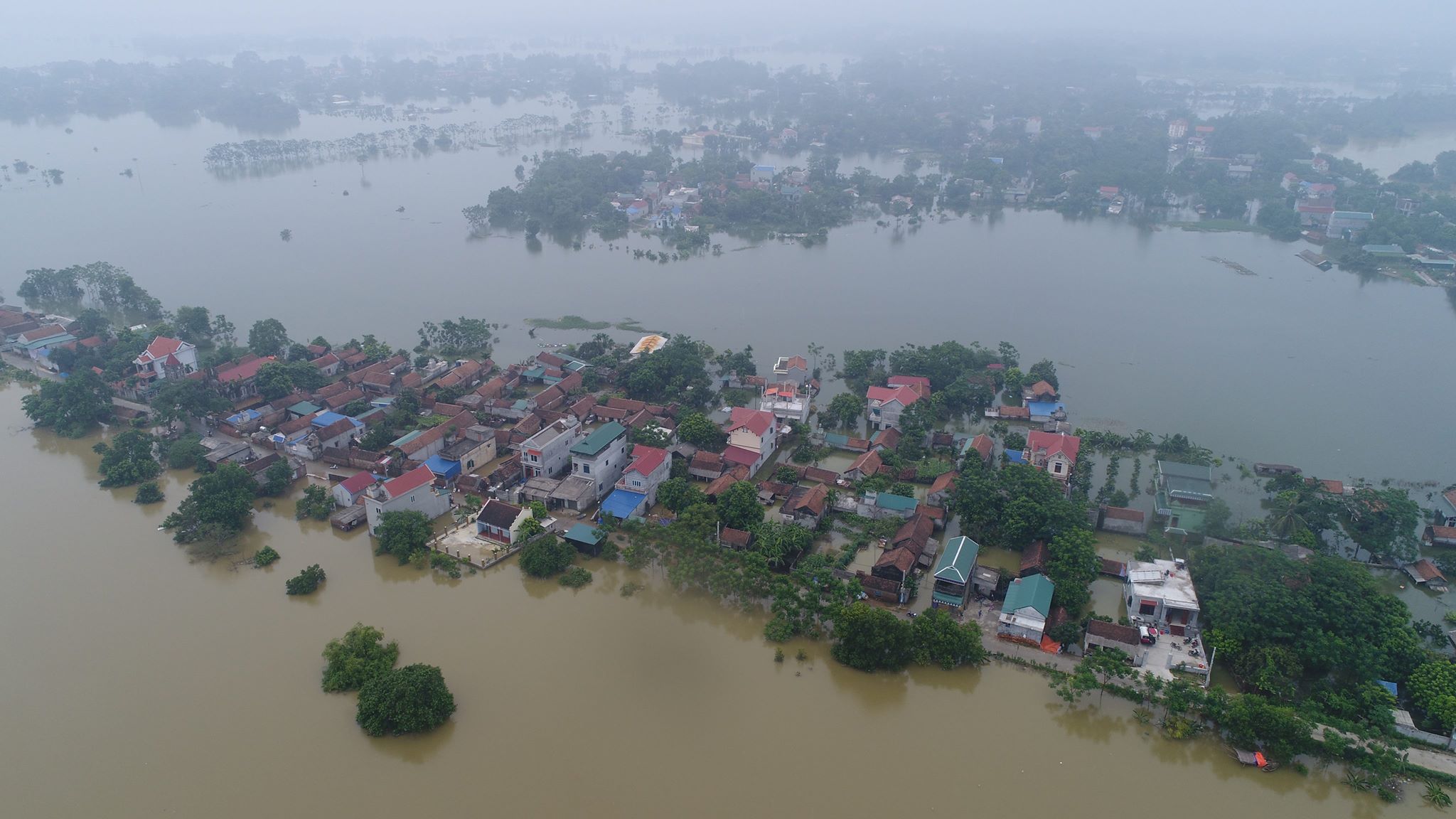 Người dân đứng ngồi không yên, cầu trời ngừng mưa, nước sông Bùi hạ xuống - 2