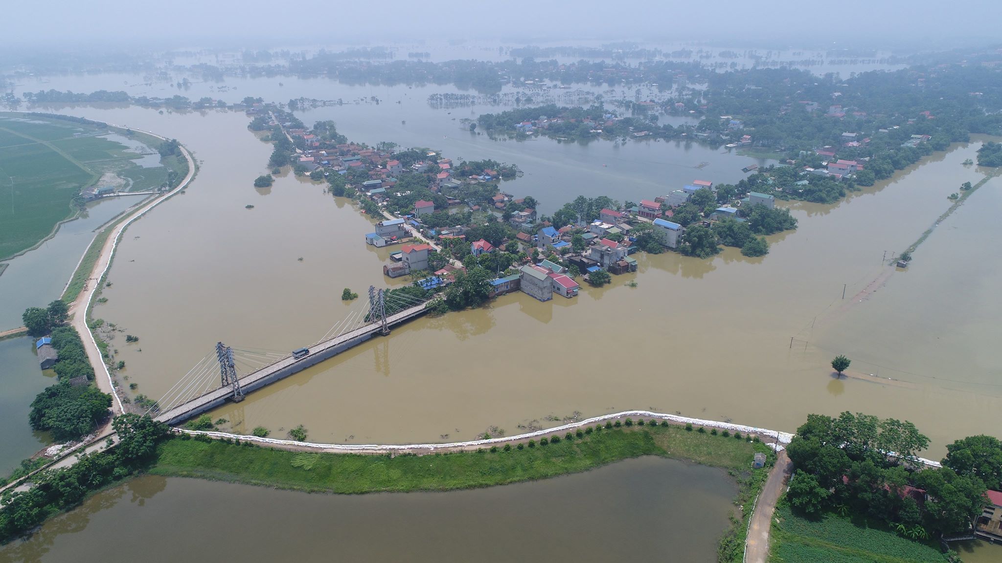 Người dân đứng ngồi không yên, cầu trời ngừng mưa, nước sông Bùi hạ xuống - 3