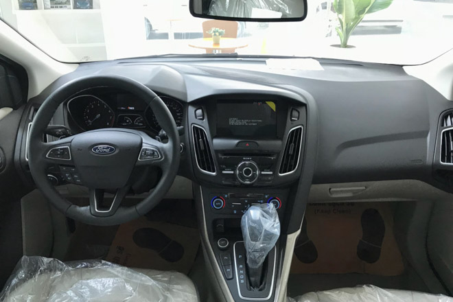 Ford Focus giảm giá mạnh, quyết cạnh tranh với Toyota Vios - 4