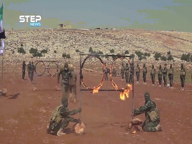 Video: Xem quân nổi dậy Syria tay không đập đá, băng mình qua vòng tròn lửa