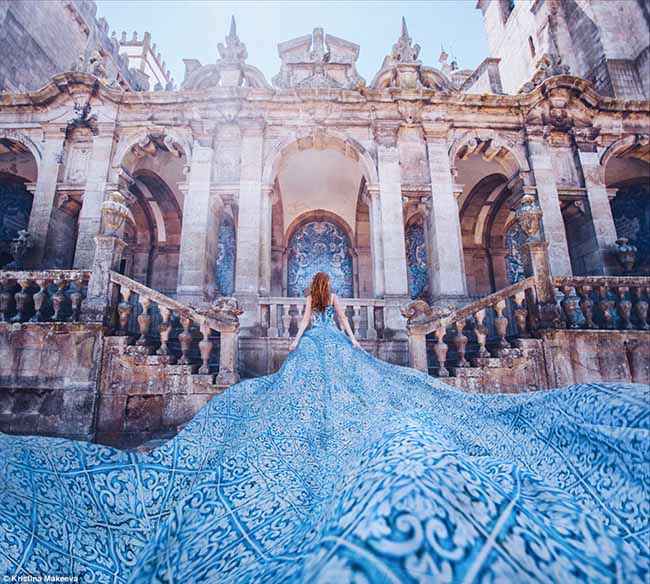 Makeeva là một nhiếp ảnh gia người Nga, cô đi khắp thế giới để lưu lại những khoảnh khắc tuyệt đẹp nhất của mình. Bức ảnh đầu tiên cô đã mặc một chiếc váy hoa văn màu xanh trắng, thoạt trông rất giống bức tường trong tòa nhà lịch sử ở Porto, Bồ Đào Nha.