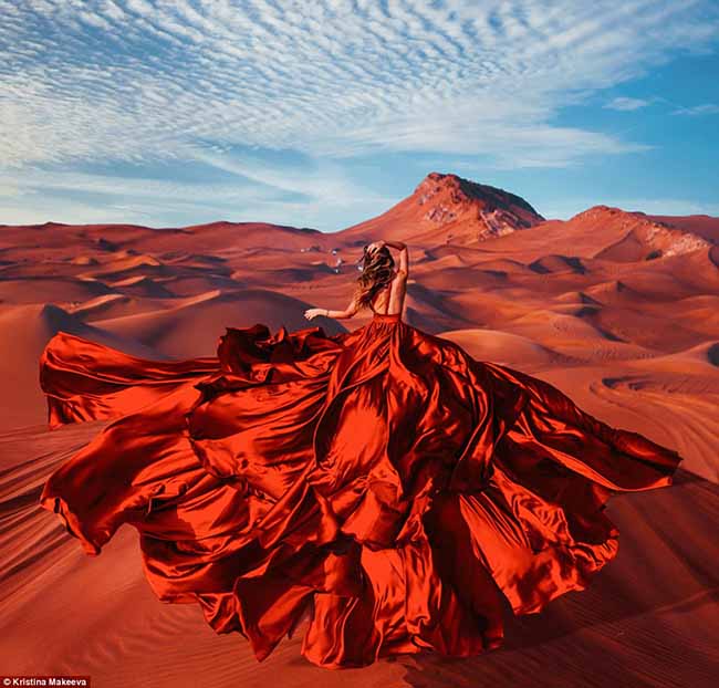 Chiếc áo đỏ đang tung bay trong gió, có một sự pha trộn cùng màu với cát ở sa mạc Rub Al Khaly ở Oman.