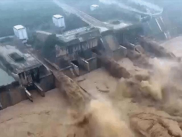 Rùng mình cảnh đập thủy điện xả lũ dữ dội ở Trung Quốc