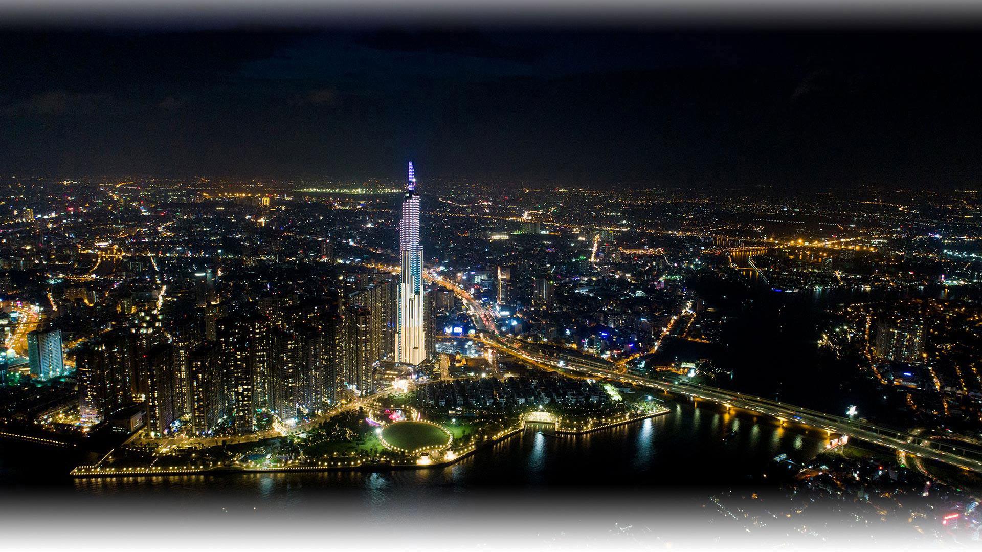 Khoảnh khắc 2 toà tháp cao nhất Sài Gòn vô tình lọt chung khung hình khiến  dân mạng thảng thốt: Đẹp như cảnh trong phim Hollywood vậy!