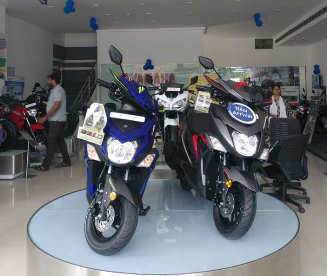 Yamaha Ray ZR Street Rally về đại lý, Honda Vision giật mình - 3