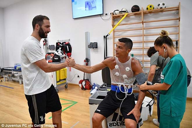 Juventus &#34;hy sinh&#34; Higuain: “Vua” Ronaldo xây đế chế, uy lực vô song - 2