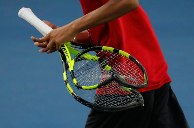 SAO tennis nổi điên vì thua: Đập nát 3 chiếc vợt, khán giả phẫn nộ - 2